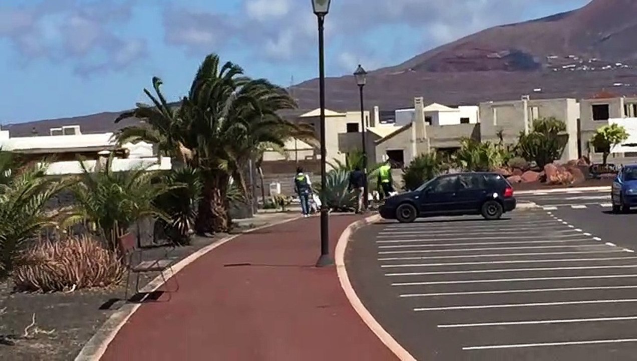 La Guardia Civil ayuda a una mujer a cargar su compra