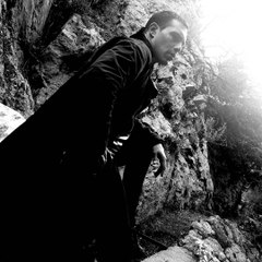 O Άνθιμος Ανανιάδης μόνος στη μέση του δρόμου στην Αθήνα