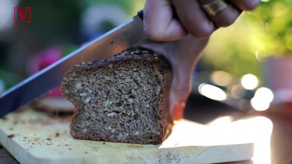 Descargar video: People Are Baking More Than Ever During Pandemic, Causing Yeast and Flour Shortages