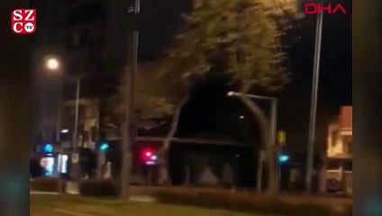 Tramvay yolunda atla yolculuk yapan kişi: At beni kaçırdı