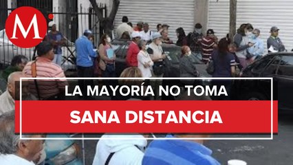 Adultos mayores hacen fila para cobrar su pensión, pese a contingencia por Covid-19