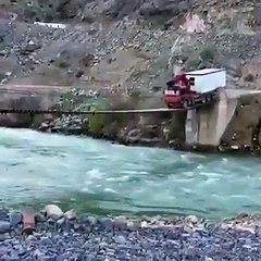 डैंज़र ब्रिड्ज  पार  करता ट्रक Top Dangerous Bridges in the World