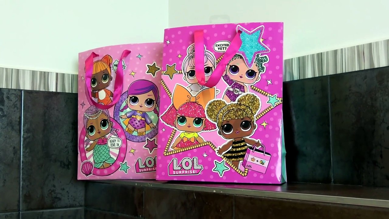 Sophia e Isabella - LOL Surprise Bonecas  - Diversão no Banho