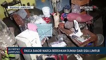 Pasca Banjir Warga Bersihkan Rumah Dari Sisa Lumpur