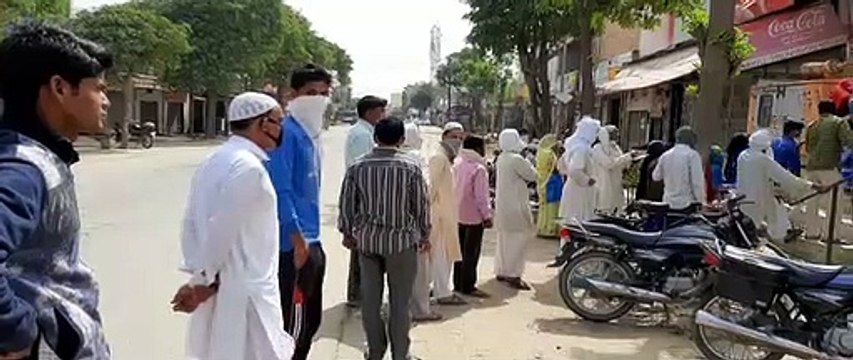 शामली: बैंक से कैश लेने आए ग्राहकों को नहीं कोरोना वायरस का डर