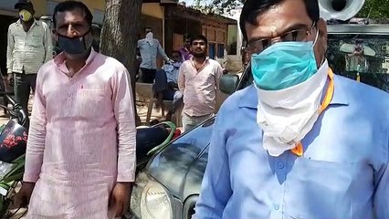 ग्राम सेरसा में मोंठ से आए ग्राम पंचायत अधिकारी ने गांव में जाकर लोगों को ज