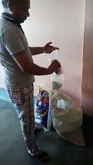 फतेहपुर: समाजसेवी शिक्षक प्रतिदिन 10 परिवार को देता हैं नि:शुल्क राशन