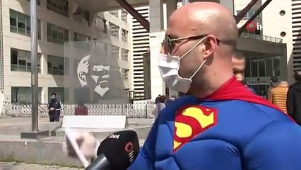 ‘Süperman’ maske ve eldivenlerini takıp İstanbul sokaklarına indi: Gereksiz kahramanlığa karşıyız
