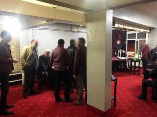 /yeniden/ Koronavirüse rağmen 26 kişi kahvehanede yakalandı
