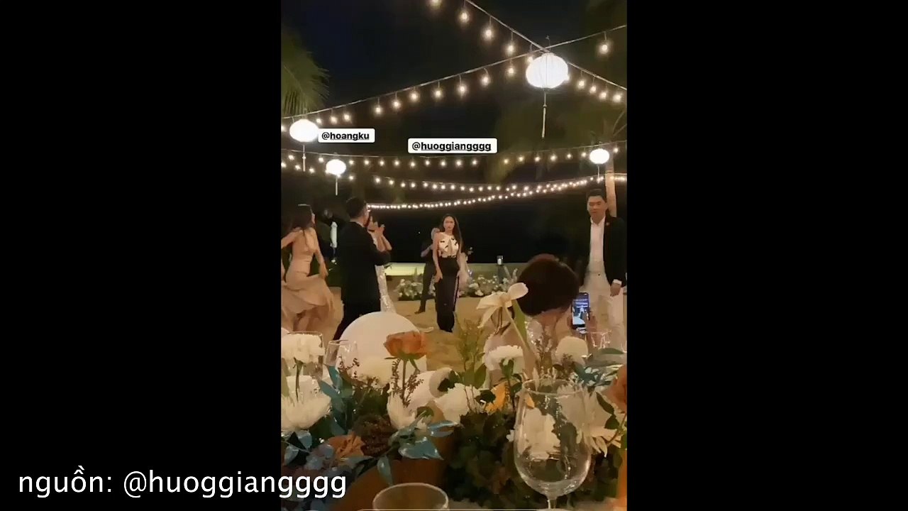 Hương Giang quẫy trong tiệc