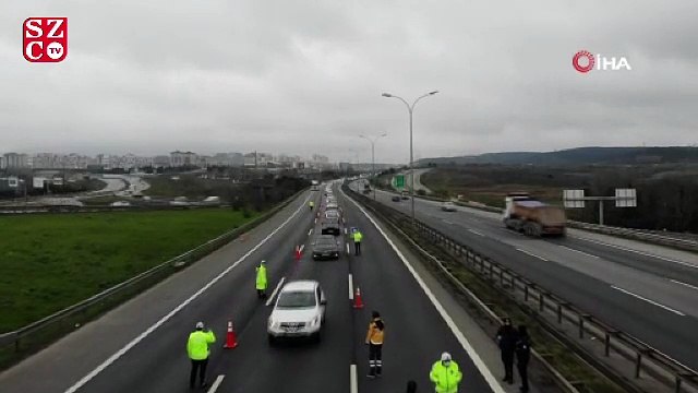 Corona virüs denetimi nedeniyle oluşan kilometrelerce araç kuyruğu havadan görüntülendi