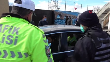 Kentin girişindeki sağlık taramasında uzun araç kuyrukları oluştu