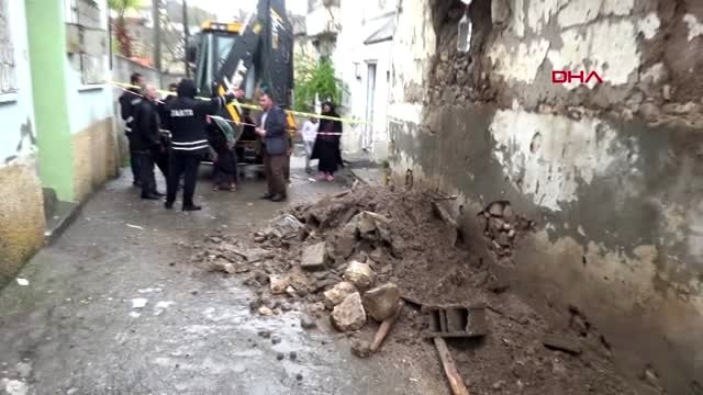 Yağışa dayanamayan evin duvarı çöktü