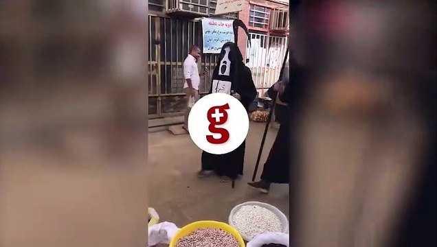 İran'da 'Azrail' kostümü giyen belediye çalışanlarından koronavirüs uyarısı