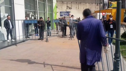 Banka önlerine ‘sosyal mesafe’ bariyerleri