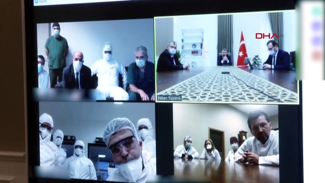 Bakan Koca, koronavirüs hastalarını tedavi eden hekimlerle görüştü