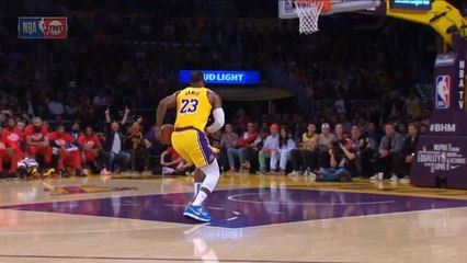 Tải video: LeBron pays tribute to Kobe with sensational dunk