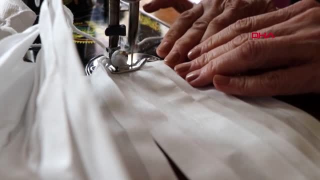 Burdur Belediyesi Kültür ve Sanat Atölyesi kursiyerleri gönüllü olarak maske dikiyor.