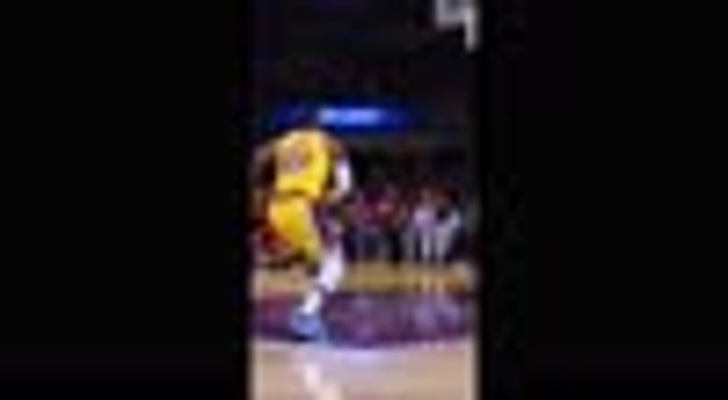 LeBron pays tribute to Kobe with sensational dunk