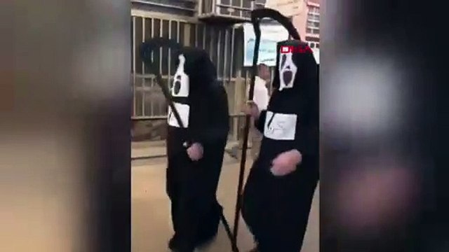 İran’da sokağa çıkma yasağını delenlere Azrail kostümüyle koronavirüs uyarısı