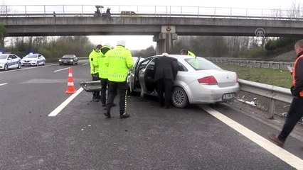 Anadolu Otoyolu'nda iki otomobil bariyere çarptı: 2 yaralı - DÜZCE