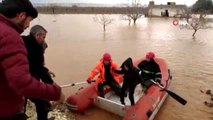 Selde mahsur kalan aile botla böyle kurtarıldı