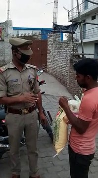 इटावा: पुलिस ने गरीबों तक पहुंचाई खाद्य सामग्री
