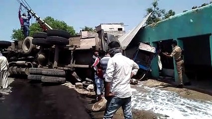 Tải video: बाराबंकी: तेज रफ्तार टैंकर ने मोटरसाइकिल सवार युवक को मारी टक्कर, मौके पर हुई दर्दनाक मौत