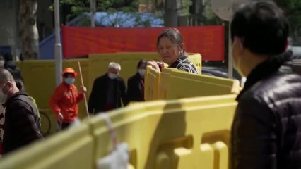 Vallas de dos metros para hacer la compra en Wuhan