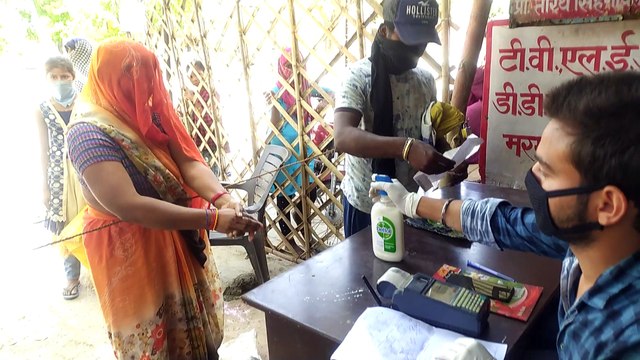 इटावाः राशन डीलर ने राशन देते समय लोगों के सैनिटाइजर से धुलवाएं हाथ