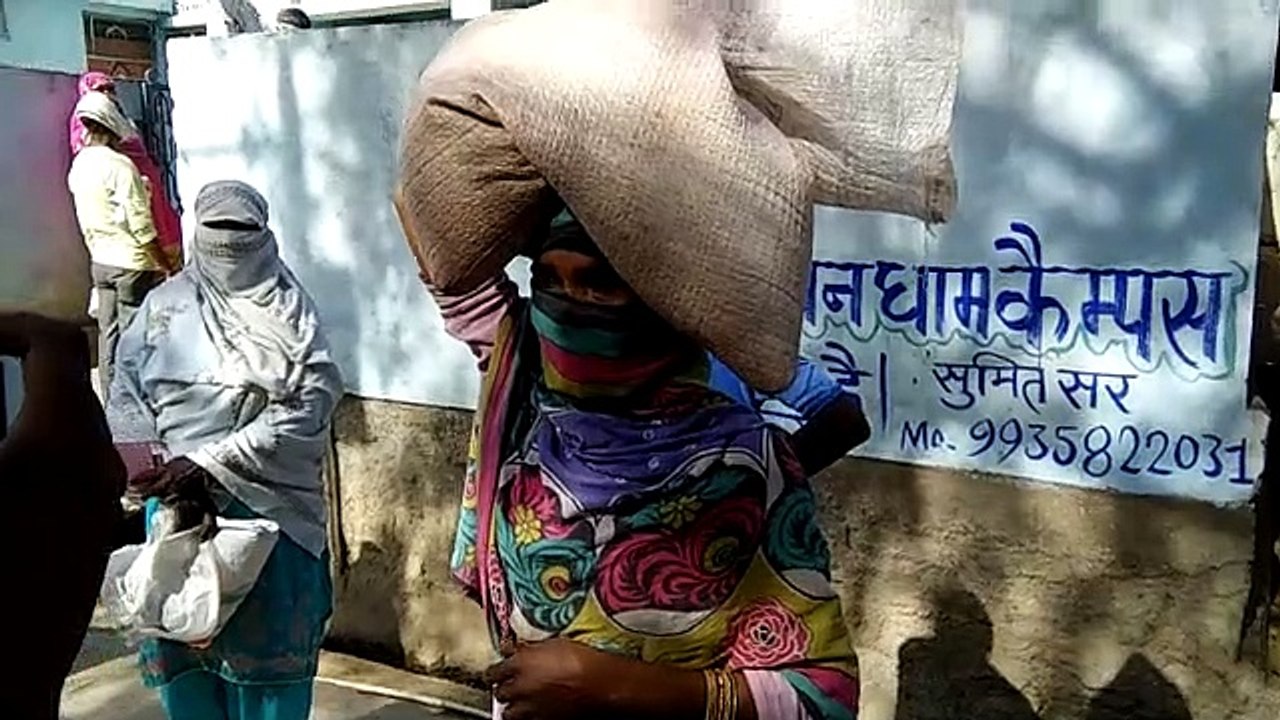 झाँसीः पूर्ति अधिकारी की देखरेख में अंत्योदय कार्ड धारकों को फ्री बांटा गया राशन