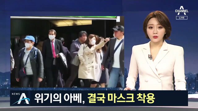 위기의 아베, 결국 마스크 착용…日 확진자 3천 명 돌파