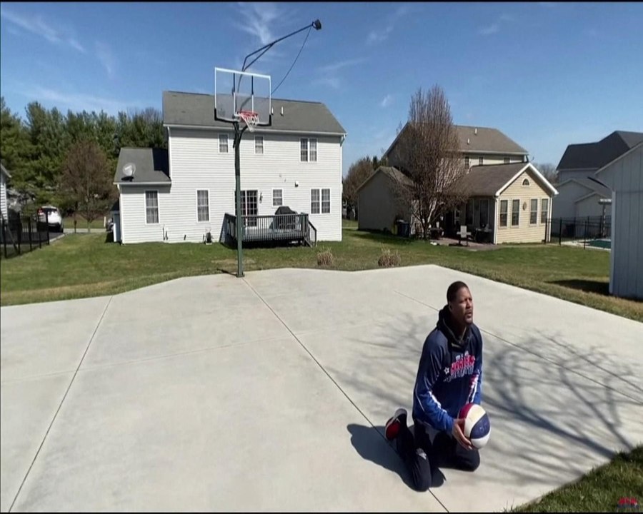 Social distancing...Harlem Globetrotters style