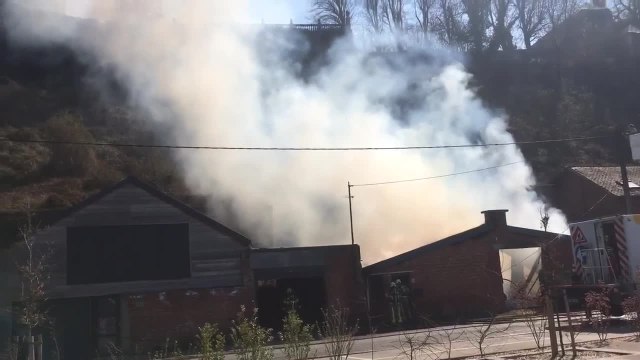 Floreffe : spectaculaire incendie dans un atelier de menuiserie