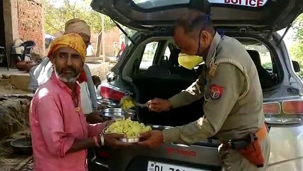 इटावा: पुलिस ने गांव-गांव पहुंचकर गरीबों को बांटा खाना