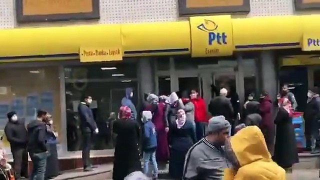 Sosyal yardım parasını almak isteyen vatandaşlar PTT önünde uzun kuyruklar oluşturdu