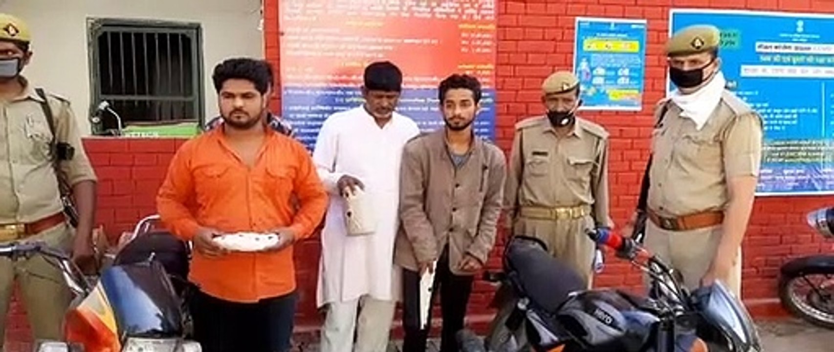 शामली: 4 गोवंश अभियुक्त गिरफ्तार, साथ ही चोरी की बाइक बरामद