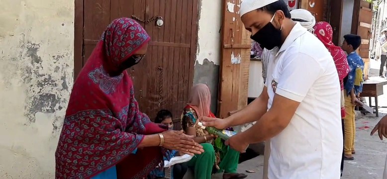 शामली: अमन समाज एकता ने किए मास्क वितरित कोरोनावायरस के प्रति किया जागरूक
