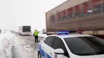 Elazığ'da kar etkili oldu, polis 