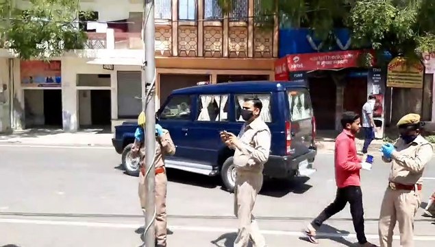 इटावा: कोरोना से भूखे प्यासे लाचार गरीबों से भावुक हुए बहन-भाई, दिया 22 हजार का चैक