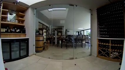 Un range-bouteilles se renverse