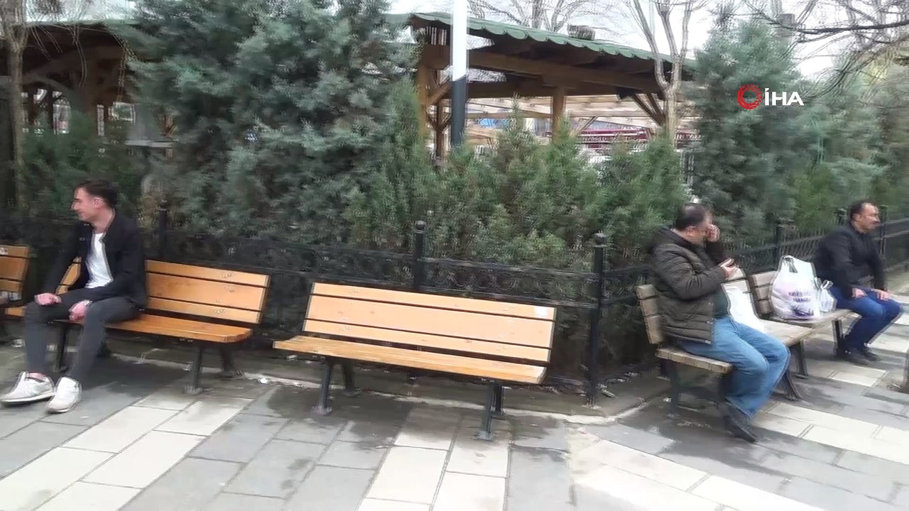 Bu ilçede 3 kişi yan yana yürüyemiyor