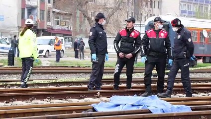 Yolun karşısına geçmeye çalışan kadın lokomotifin altında kaldı: 1 ölü