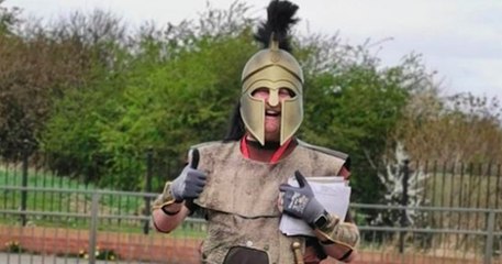 Coronavirus : chaque jour, ce facteur anglais se déguise pour faire ses tournées