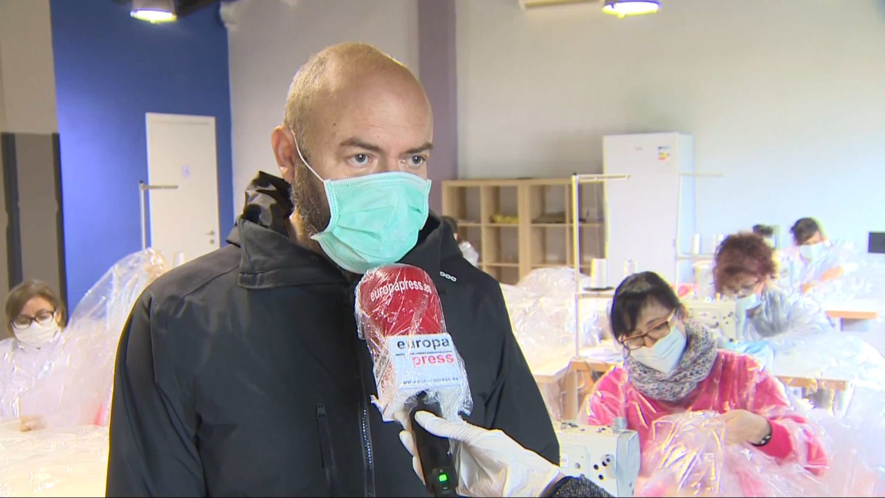 Global Humanitaria elabora 300 batas diarias para sanitarios