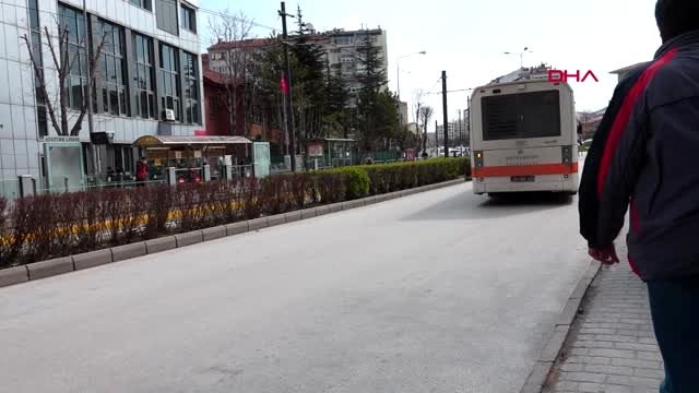 Bariyerler de işe yaramadı, banka önlerinde kuyruklar uzadı