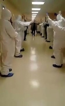 Puglia: guarisce dal Covid-19, medici e infermieri applaudono nell'ospedale Miulli - il video diffuso sul web