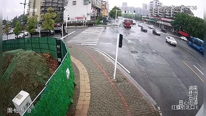 30-tons of glass bury car and passengers after falling from transport truck in China