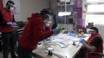 Kilis'te sağlık çalışanları için korumalı maske üretiliyor