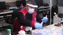 Kilis'te sağlık çalışanları için korumalı maske üretiliyor